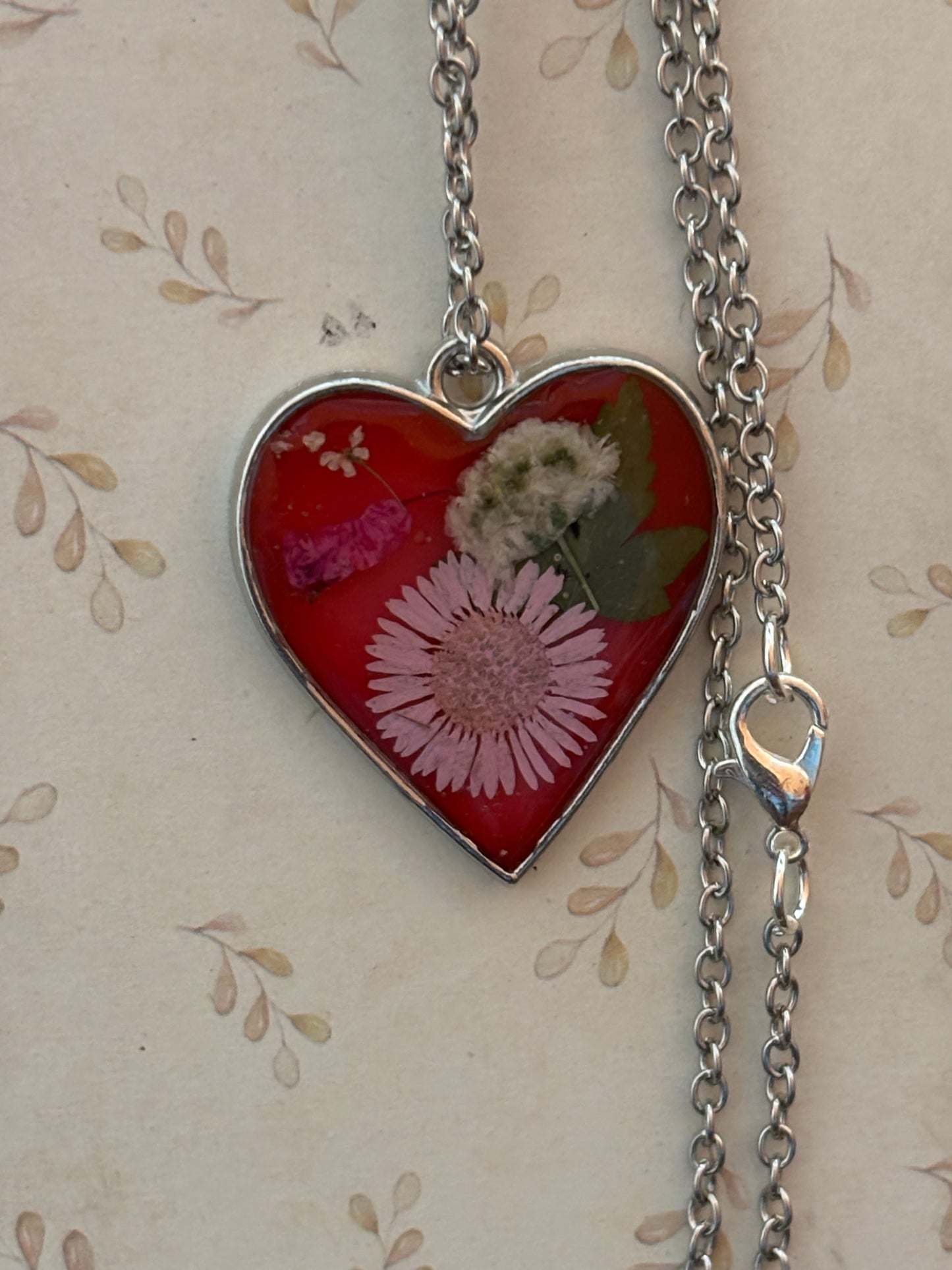 Heart flower resin necklace