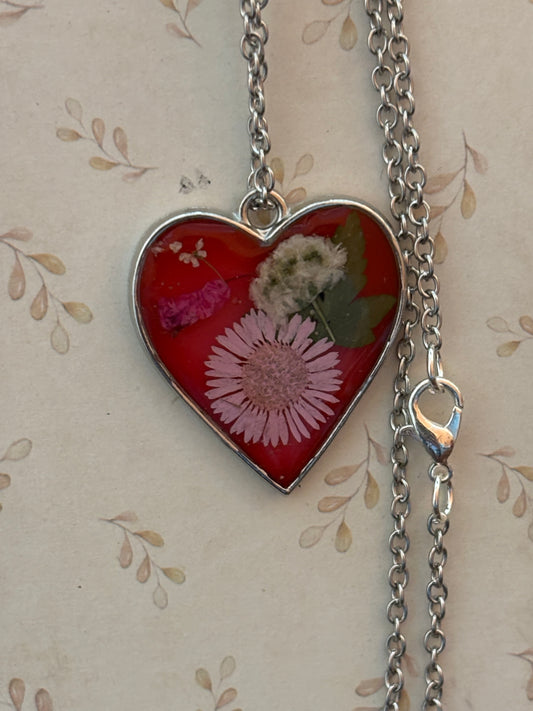 Heart flower resin necklace