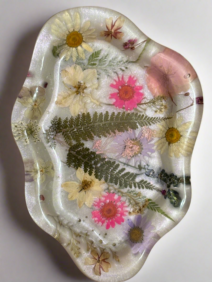 Dried flower cloud trinket tray