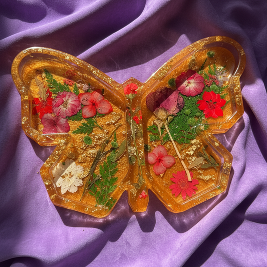Dried flowers in resin jewelry tray
