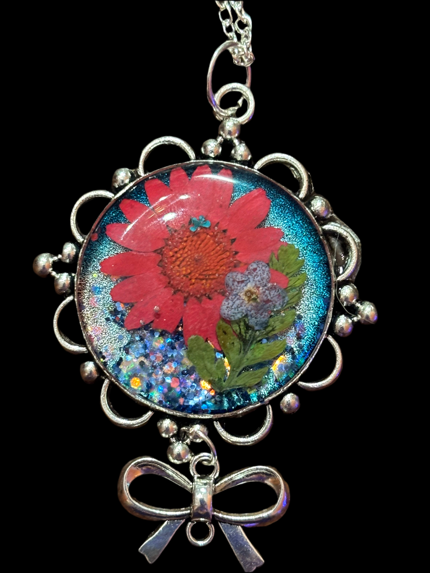Fancy round pendant resin dried flowers