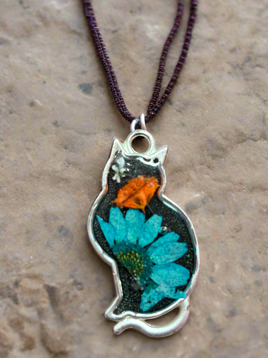 Kitty dried flower necklace